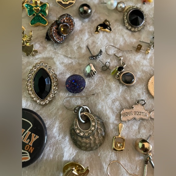 60+ Bundle of Pins, Brooches & Single Earrings - Picture 5 of 16